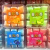 วิดีโอผลิตภัณฑ์ ลูกอมเยลลี่รสน้ำผลไม้ใหม่ในกล่องของขวัญ ขนมวานรุ่นเก่าสำหรับเด็ก ลูกอมสนุก 18 ม้วน เปรี้ยวหวาน ลูกอมม้วนรสผลไม้